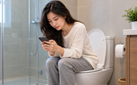 Ngồi lâu trong nhà vệ sinh: Thói quen tưởng vô hại, hại không ngờ