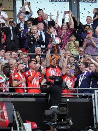 Thăng hạng Ngoại hạng Anh, CLB Luton Town sẽ làm điều chưa từng thấy