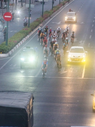 Người đạp xe tập thể dục trong làn ô tô bỏ chạy khi thấy CSGT TP.HCM