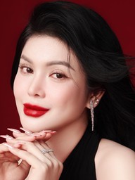 'Ngọc nữ bolero' Lily Chen khoe nhan sắc quyến rũ, lên chức bà chủ tuổi 29