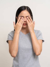 Người phụ nữ đột ngột mù 1 mắt hóa ra là triệu chứng của ung thư phổi