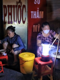 TP.HCM có quán ăn kỳ lạ: Bánh canh 40 năm, mở bán rạng sáng cho 'cú đêm'