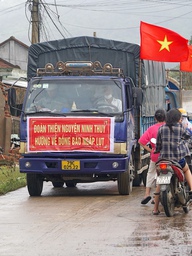 Xe cứu trợ chật kín đường làng, len lỏi tận xóm xa: Khung cảnh đặc biệt ở vùng lũ Đắk Lắk