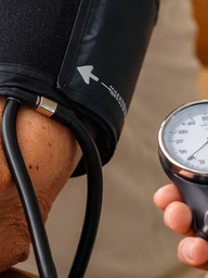 Đo huyết áp tay trái hay tay phải: khác nhau thế nào?