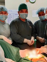 Tưởng rối loạn tiêu hóa, đi khám phát hiện khối u ruột và ung thư đại tràng