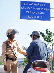 Đường vào nhà ga T3 sân bay Tân Sơn Nhất: Hàng loạt xe máy bất ngờ khi CSGT tuýt còi