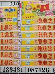 Người đàn ông trúng 13 tờ vé số độc đắc, cả họ đến chúc mừng
