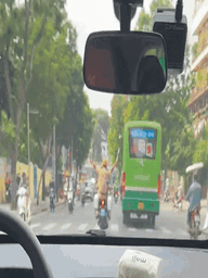 CSGT mở đường đưa em bé đi cấp cứu, phản ứng của người đi đường gây xúc động