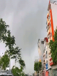 Người phụ nữ hoảng hốt chứng kiến tia sét đánh thẳng vào nhà dân ở Hà Nội