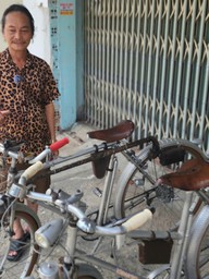 Cặp xe đạp 'vợ chồng' gần 100 tuổi bằng nhôm độc lạ Sài Gòn