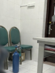 Nữ sinh Hà Nội đi khám tâm thần cùng bình khí cười