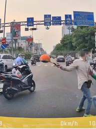 Hai người đàn ông đánh nhau bằng mũ bảo hiểm, gây náo loạn đường phố TP.HCM