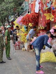 TP.HCM xử lý lấn chiếm vỉa hè: Dãy cửa hàng khu Chợ Lớn bất ngờ thu dọn