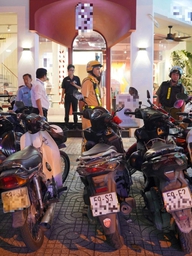 Đỗ xe máy trên vỉa hè: Công an phạt cả chủ bãi xe lẫn người gửi