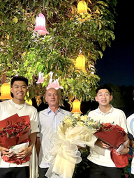 Dàn người hùng Nutifood của U.23 Việt Nam tri ân HLV Giôm: 'Hơn cả một người thầy'