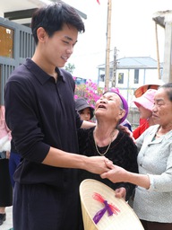 Hàng xóm vỡ òa khi Đình Bắc về thăm nhà, gia đình phấn khởi dựng rạp bày cỗ mời bà con