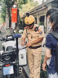 Đỗ xe máy trên vỉa hè TP.HCM: Khi nào không bị CSGT phạt?