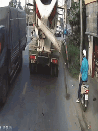 CSGT TP.HCM truy tìm tài xế xe bồn xả chất thải xuống đường