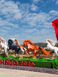 Dàn linh vật ngựa tái hiện bức 'mã đáo thành công' ở Quảng Trị