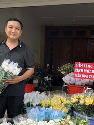 Tặng 500 bông cúc trắng để người dân TP.HCM tiễn đưa 731 liệt sĩ về nơi an nghỉ