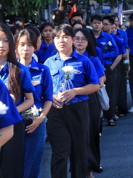 Hàng dài người cầm hoa trắng tiễn các liệt sĩ về nơi an nghỉ