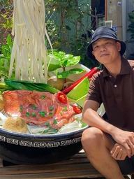 Tô phở khổng lồ cao gần 1,7 m ở TP.HCM, từng cọng rau giống như thật
