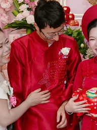 Dì 'nuôi' heo đất suốt 2 năm, bất ngờ tặng cháu gái ngày cưới