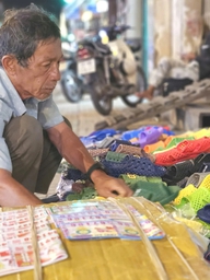 Người đàn ông 62 tuổi bán dép bên lề đường TP.HCM, khách chạy xe nhiều vòng tìm mua