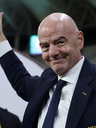 Chủ tịch FIFA xin lỗi, công bố mỗi liên đoàn nhận 25 triệu USD