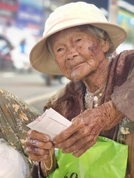 86 tuổi vẫn bán vé số ở TP.HCM, cụ bà chỉ mong được về sớm ngả lưng
