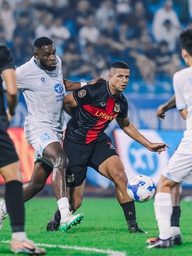 Cuộc đua vô địch V-League kịch tính hơn nhờ một cuộc đua khác