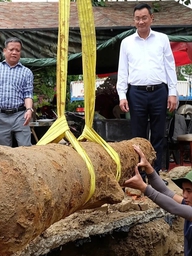 Cận cảnh khai quật khẩu súng thần công mới phát hiện tại thành Điện Hải