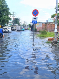 Mưa lớn trưa 21.10, 'rốn ngập' ở TP.HCM lênh láng nước đen ngòm