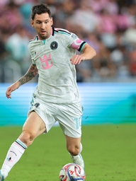 Messi không dự lễ trao Quả bóng vàng vì bận 'diện kiến' Hoàng gia Tây Ban Nha