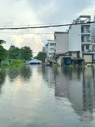 Mưa lớn ở TP.HCM chiều 22.10: Khu dân cư Bình Hưng ngập mênh mông