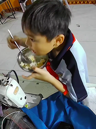 Cậu bé 9 tuổi tự chiên cơm nguội ăn sáng, dặn mẹ cứ ngủ thêm