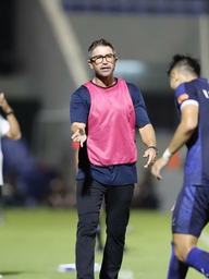 HLV Kewell mất quyền họp báo sau trận thua Đà Nẵng, trợ lý đội Hà Nội giải thích lý do nóng