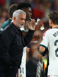 HLV Mourinho cảnh báo nóng sau trận Siêu kinh điển Real Madrid thắng Barcelona 2-1: ‘Chớ tự mãn’