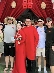 Khách Tây đi ngang đám cưới ở Cần Thơ, được mời vào còn bỏ phong bì mừng cưới