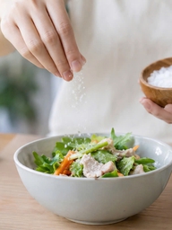 Bệnh gan: Vì sao cần chú ý lượng muối trong bữa ăn?