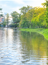Triều cường sáng 27.10 ở TP.HCM: Người vượt đường ngập đi làm, người mang chài bắt cá