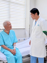 Cụ ông 73 tuổi ngừng tim khi chỉ còn 10 phút đến bệnh viện