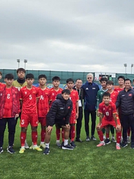 Chủ tịch VFF và Giám đốc FIFA Arsene Wenger đến sân động viên U.15 Việt Nam tại World Cup