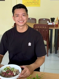 Hồ Đức Vĩnh mở quán phở bình dân sau 8 năm từ giã sàn diễn