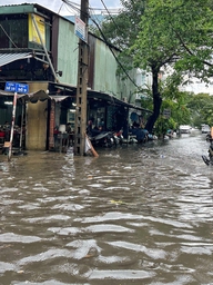 Mưa lớn ở TP.HCM chiều 31.10: Quốc lộ 50 ngập sâu, khu dân cư Bình Hưng mênh mông nước