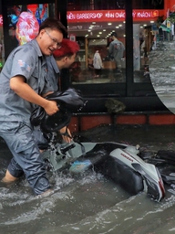 Hơn 2 giờ sau mưa, đường Mã Lò vẫn ngập sâu: 'Không biết làm sao về nhà'