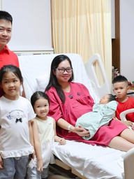 Bà mẹ 31 tuổi sinh 7 con trong 9 năm