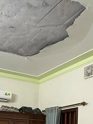 Nghe tiếng động như đàn chuột chạy, 30 giây sau mảng vữa trần nhà rơi xuống giường