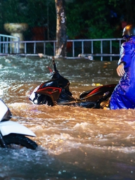 Nhiều đường ở TP.HCM ngập nặng tối nay, có nơi nước dâng sát yên xe máy