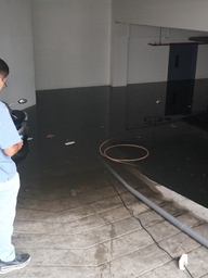 Hầm xe khu dân cư cao cấp ở TP.HCM ngập ngang cổ, sáng nay vẫn bơm nước cứu xe
